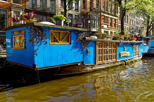 houseboat-alternative-housing