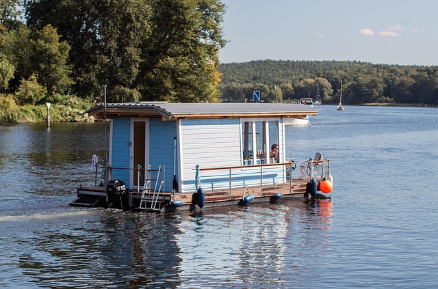 houseboat-tiny-house-alternative